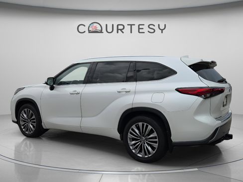 Used 2021 Toyota Highlander Platinum AWD/4WD image 3