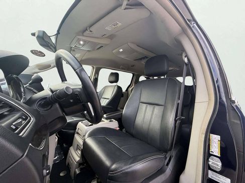Used 2016 Chrysler Town & Country Touring FWD image 22