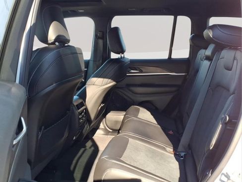 New 2026 Jeep Grand Cherokee Altitude image 9