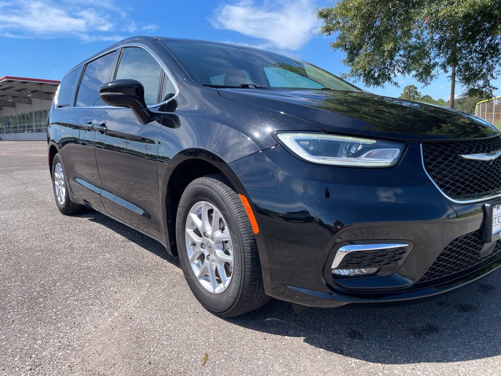 Used 2024 Chrysler Pacifica Touring-L FWD image 9