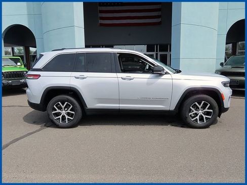 Certified 2023 Jeep Grand Cherokee Limited AWD/4WD image 1