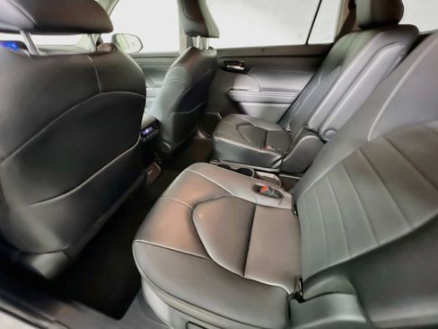 Used 2025 Toyota Highlander XLE AWD/4WD image 29