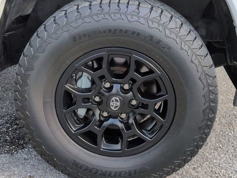 Used 2020 Toyota Tacoma SR5 RWD image 11