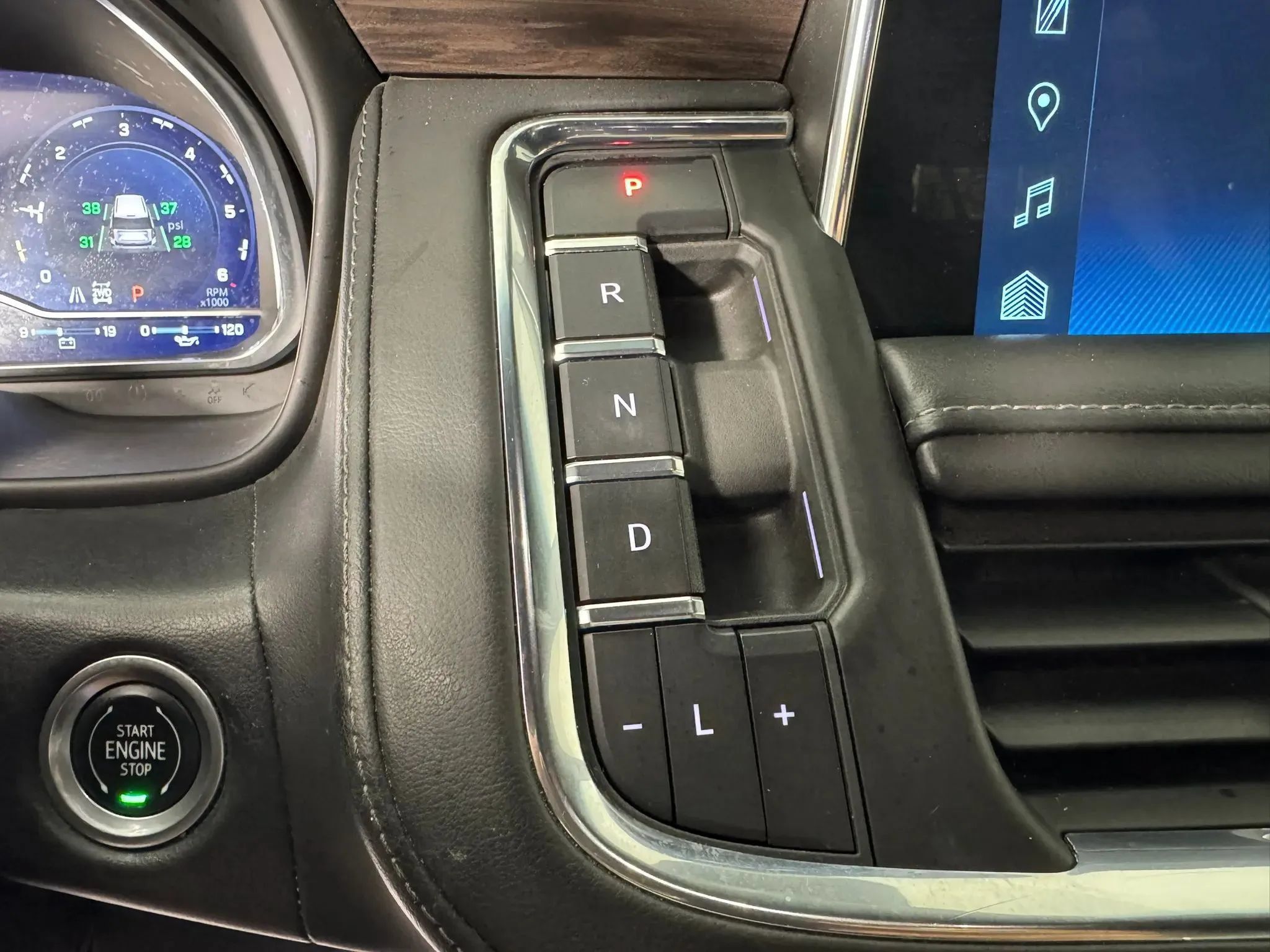 Used 2022 Chevrolet Suburban Z71 w/ Luxury Package AWD/4WD image 21