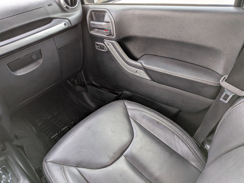 Used 2017 Jeep Wrangler Unlimited Rubicon image 16