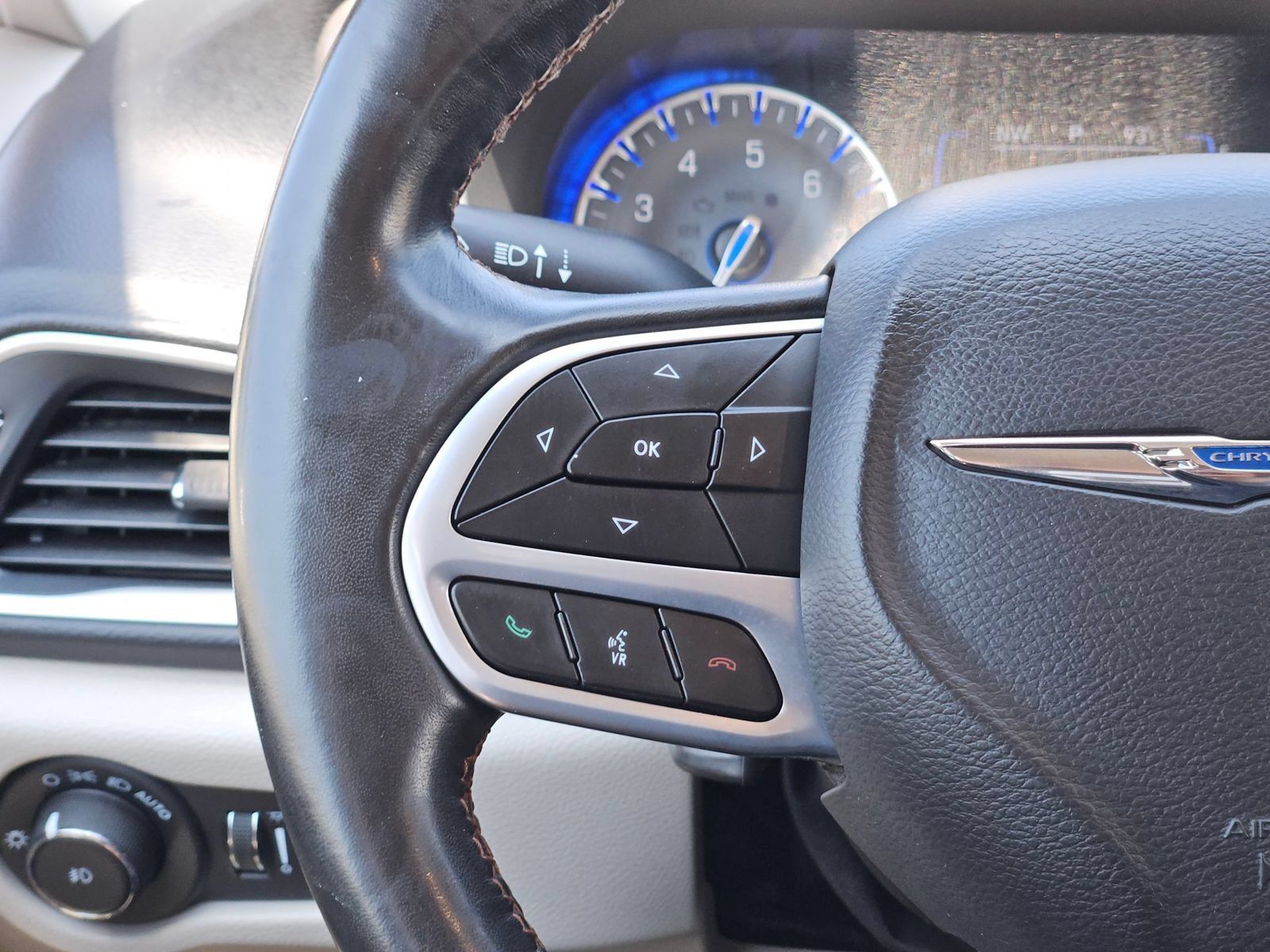 Used 2020 Chrysler Pacifica Touring-L FWD image 21