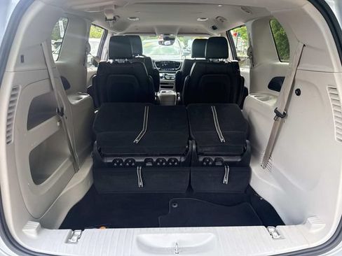 Used 2024 Chrysler Pacifica Touring-L FWD image 12