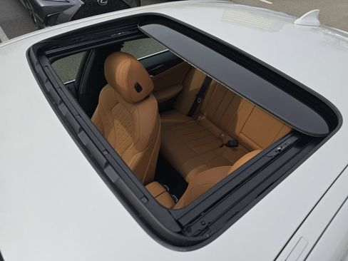 Used 2023 BMW 530e xDrive w/ Premium Package image 8