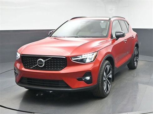 Used 2023 Volvo XC40 B5 Plus w/ Protection Package Premier image 3