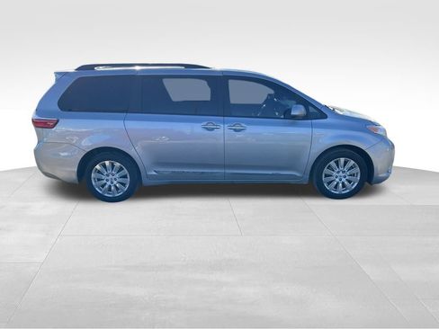 Used 2017 Toyota Sienna XLE image 39