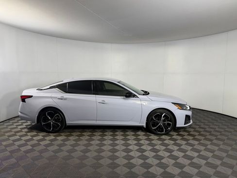 Used 2024 Nissan Altima 2.5 SR FWD image 12