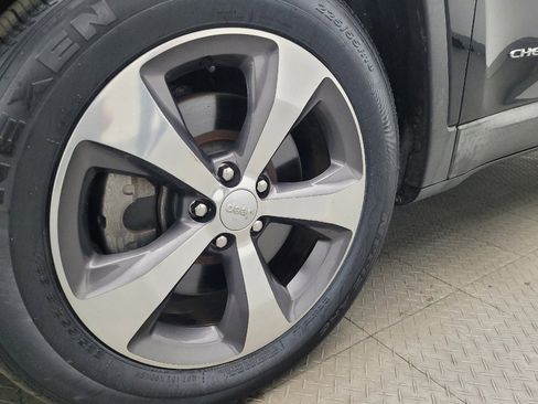 Used 2019 Jeep Cherokee Limited image 31