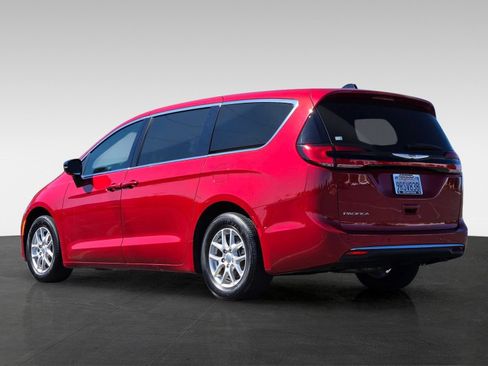 Used 2025 Chrysler Pacifica Select FWD image 7