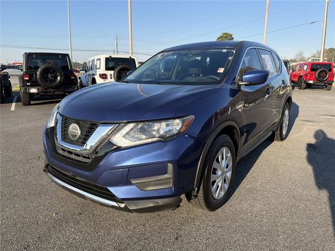 Used 2018 Nissan Rogue S image 2