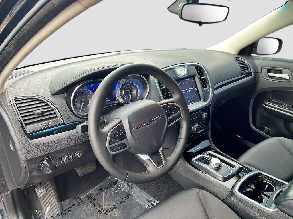 Used 2023 Chrysler 300 Touring RWD image 9