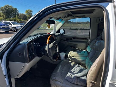 Used 2002 Cadillac Escalade AWD image 8