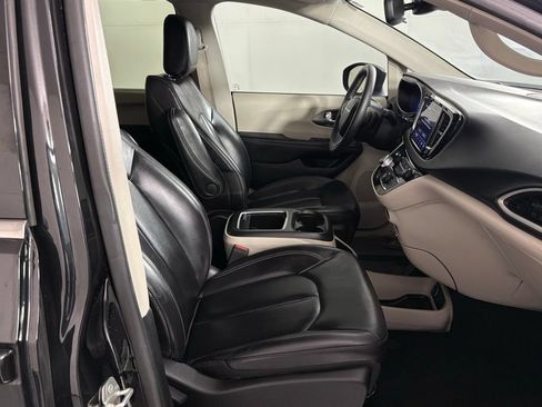 Used 2023 Chrysler Pacifica Touring-L FWD image 44
