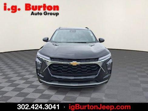 Used 2024 Chevrolet Trax LT FWD image 2