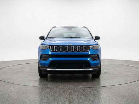 Used 2025 Jeep Compass Limited AWD/4WD image 2