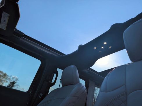 Used 2022 Jeep Wrangler Unlimited Sahara image 27