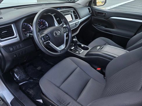 Certified 2018 Toyota Highlander LE w/ Carpet Mat Package (TMS) FWD image 8
