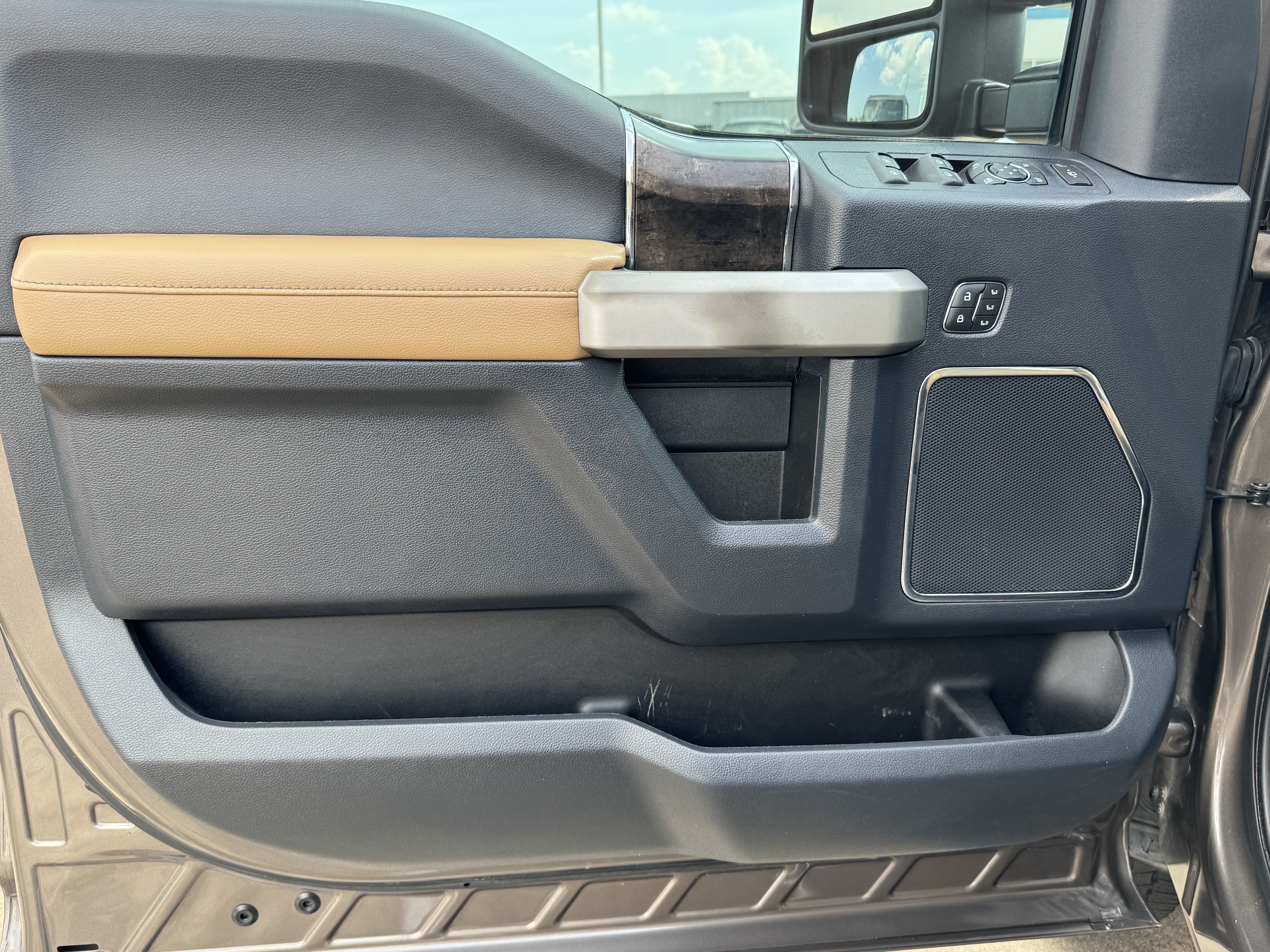 Used 2022 Ford F250 Lariat w/ Lariat Ultimate Package AWD/4WD image 13