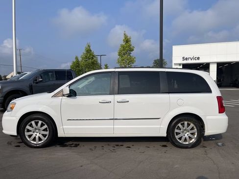 Used 2016 Chrysler Town & Country Touring w/ Driver Convenience Group FWD image 2