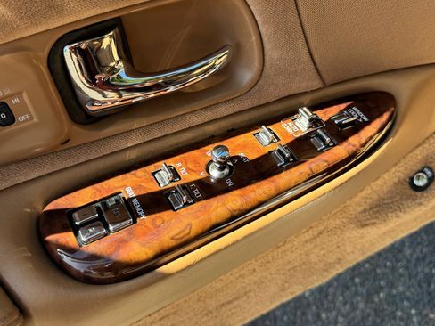Used 1996 Lincoln Town Car Signature RWD image 25