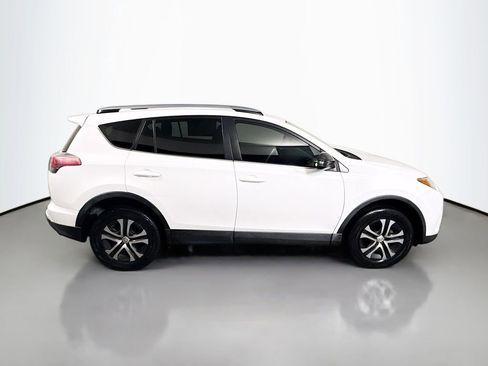 Used 2018 Toyota RAV4 LE FWD image 8
