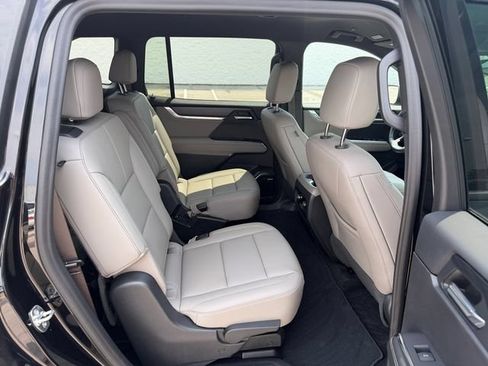 Used 2025 GMC Acadia Elevation w/ Elevation Premium Package AWD/4WD image 16
