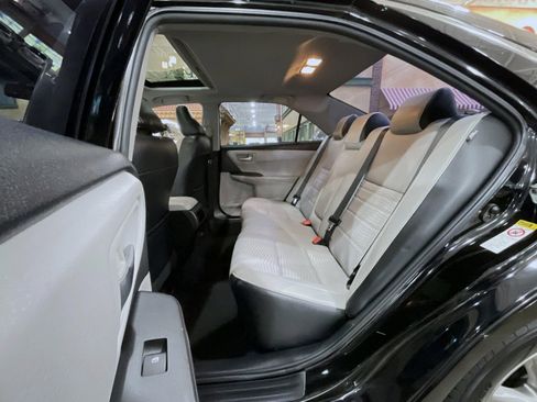 Used 2015 Toyota Camry SE w/ Moonroof Package FWD image 19