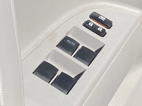 Used 2012 Toyota Highlander FWD w/ Tech Pkg image 30