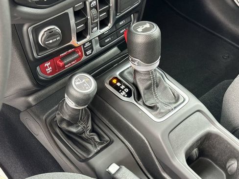 Used 2024 Jeep Wrangler Unlimited Rubicon AWD/4WD image 18