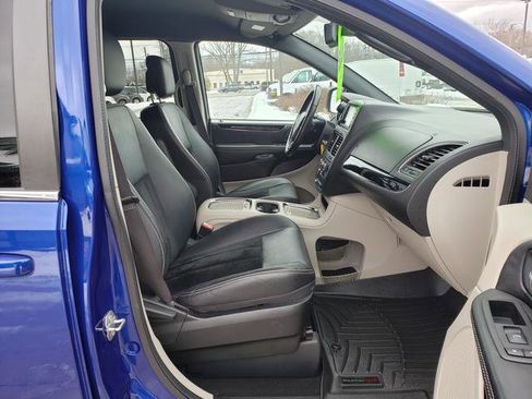Used 2018 Dodge Grand Caravan SXT image 17