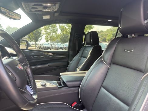 Used 2023 Cadillac Escalade ESV Sport w/ LPO, ONYX Package AWD/4WD image 7