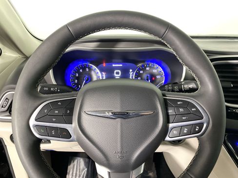 Used 2024 Chrysler Pacifica Touring-L image 20