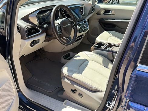 Used 2017 Chrysler Pacifica Touring-L FWD image 24
