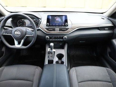 Used 2025 Nissan Altima 2.5 SV FWD image 21