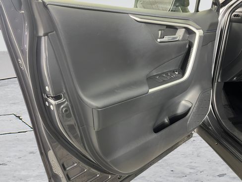 Used 2019 Toyota RAV4 XSE AWD/4WD image 9