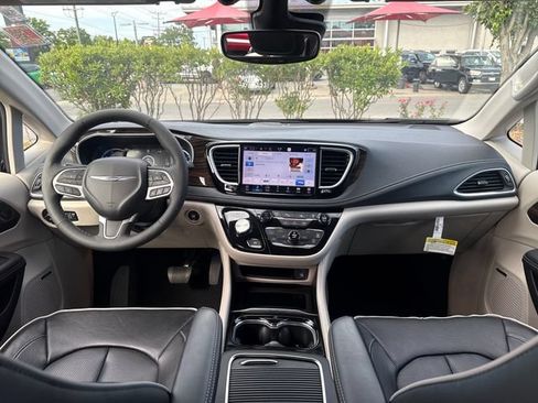 Used 2023 Chrysler Pacifica Limited w/ Uconnect Theater Family Group FWD image 12