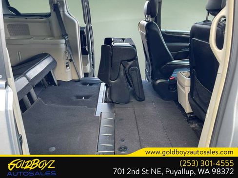 Used 2013 Chrysler Town & Country Touring-L w/ Driver Convenience Group image 29