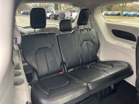 Used 2024 Chrysler Pacifica Touring-L image 35