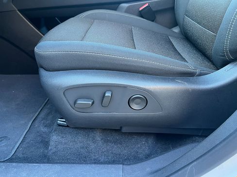 Used 2025 Chevrolet Traverse LT image 17