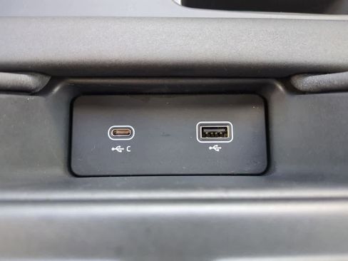 Used 2024 Land Rover Discovery Metropolitan Edition image 32