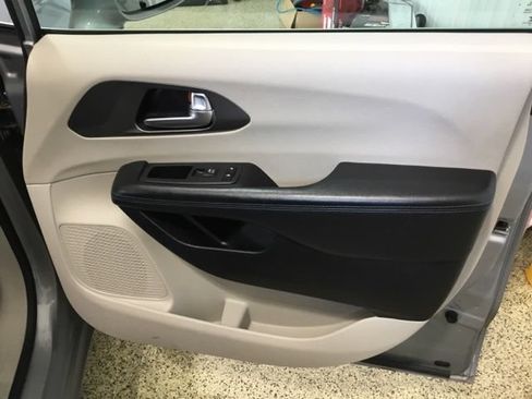 Used 2021 Chrysler Pacifica Touring-L FWD image 47