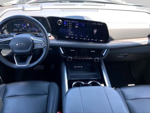 Used 2025 Chevrolet Suburban Z71 AWD/4WD image 15