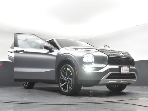 Used 2022 Mitsubishi Outlander SE image 30