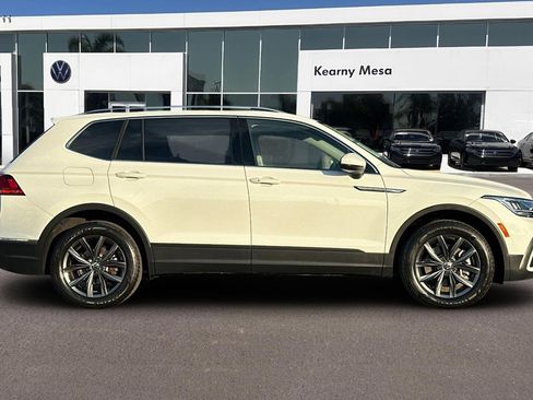 Used 2022 Volkswagen Tiguan SE w/ Panoramic Sunroof Package image 3