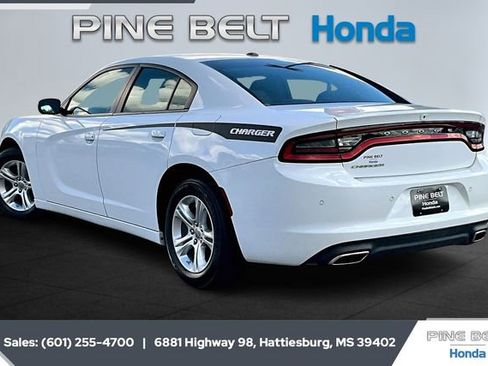 Used 2022 Dodge Charger SXT image 2