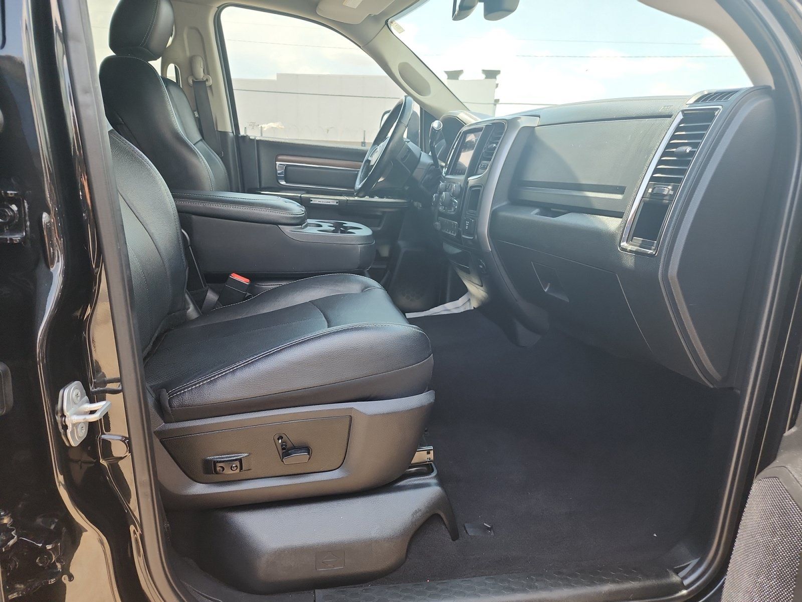 Used 2018 RAM 2500 Laramie w/ Sport Appearance Group AWD/4WD image 29